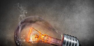 Co oznacza czerwona ikona obok nazwy raportu?