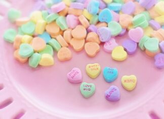 Kto podaje pierwszy rękę na rozmowie?