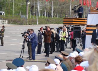 Który z operatorów Podzapytań zwraca tylko prawdę lub fałsz?