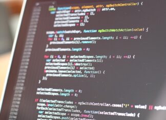 Kto opracowuje program nauczania?