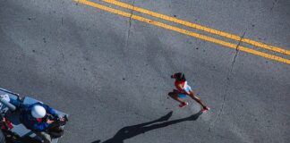 Ile zarabia operator koparki w Angli?