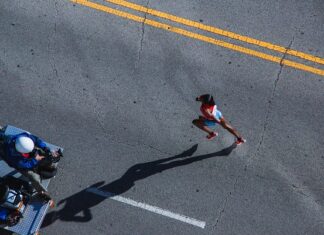 Ile zarabia operator koparki w Angli?