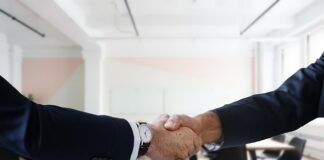 Jak można sprawdzić czy ktoś jest zatrudniony?