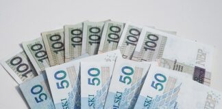 Kto decyduje o zarobkach nauczycieli?